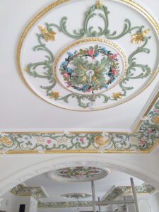 Класически таван с цветни флорални орнаменти и позлатени детайли