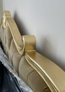 Позлатен декоративен кант върху рамка на мека мебел