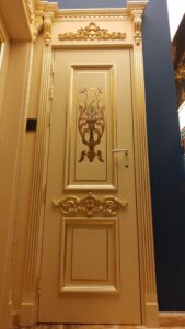 Интериорна врата с позлатени корнизи и декоративни орнаменти